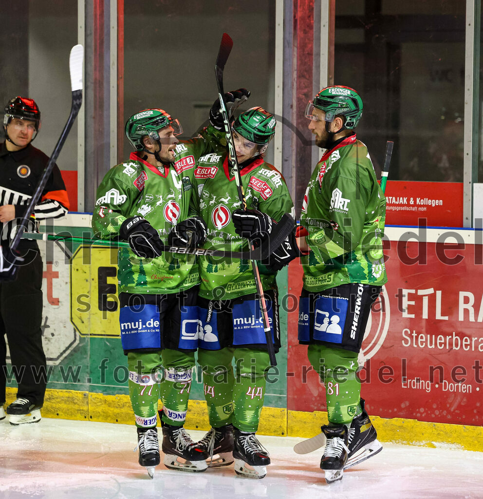 2023-12-17_067_TSV_Erding_gegen_ESC_Kempten | Erding, Deutschland, 17.12.2023:
Eishockey, Bayernliga Vorrunde 2023 / 2024, 18. Spieltag, TSV Erding gegen ESC Kempten, Endergebnis: 5:1

Philipp Michl (Erding Gladiators, #77), Paul Wallek (Erding Gladiators, #44), Maximilian Forster (Erding Gladiators, #81)

Foto: Christian Riedel / fotografie-riedel.net