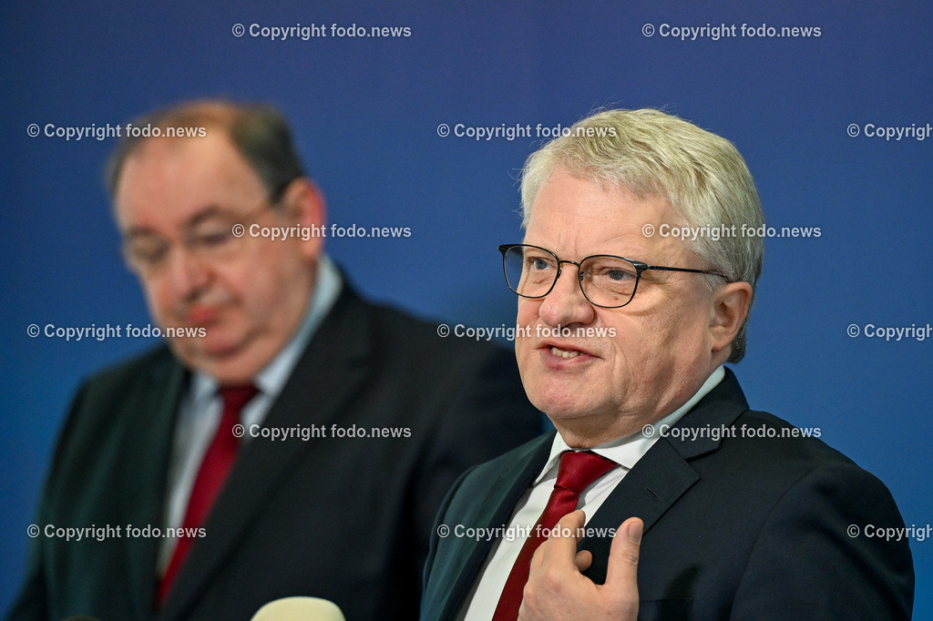 Pressekonferenz Linz AG_ Investitionen Ausblick 2024_ 19.02.2024-16 | 19.02.2024, Linz AG, AUT, Pressekonferenz Linz AG, Investitionen Ausblick 2024, im Bild Erich Haider (Generaldirektor der LINZ AG), Klaus Luger (SP, Bgm. der Stadt Linz)
