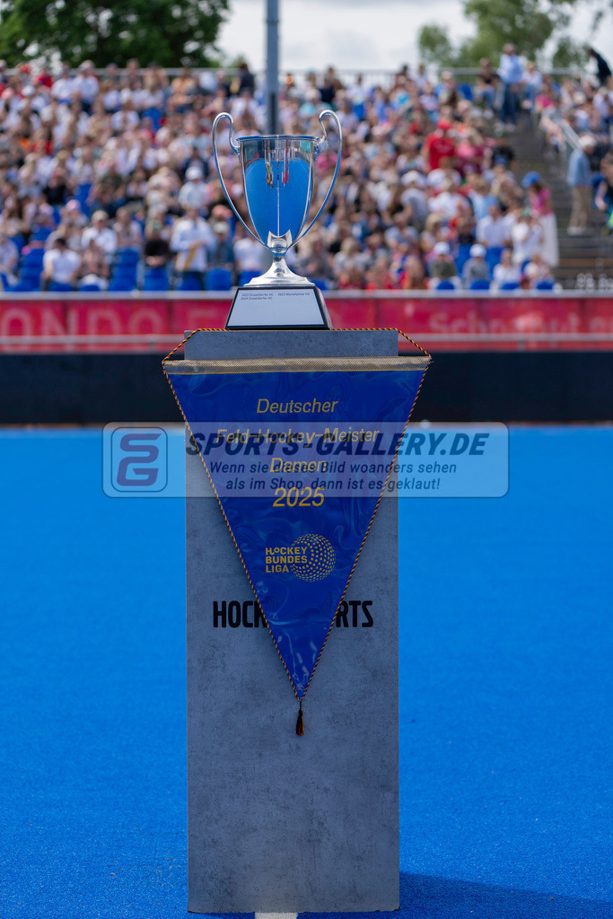 Final4_20250601-1032-HK108221 | Krefeld, Deutschland, 01.06.2025:  Feldhockey Final4 2025 – „Deutsche Feldhockey-Meisterschaften 2025“ Harvestehuder HTC - Düsseldorfer HC (Finale Damen) im Gerd-Wellen-Hockeyanlage am 01.06.2025 in Krefeld, Deutschland. (Foto von Kramhöller/Fehrmann/Kaste)Krefeld, Germany, 01.06.2025: Feldhockey Final4 2025 – „Deutsche Feldhockey-Meisterschaften 2025“ Harvestehuder HTC - Düsseldorfer HC (Finale Damen) in Gerd-Wellen-Hockeyanlage at 01.06.2025 in Krefeld, Deutschland. (Foto from Kramhöller/Fehrmann/Kaste)