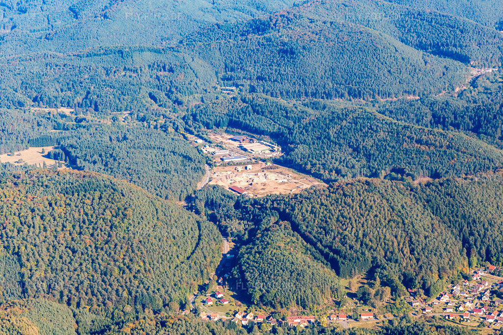 Luftbild: Industriegebiet Industriestr in Hinterweidenthal im Bundesland Rheinland-Pfalz in Deutschland. Foto: IMG_095212.jpg vom 16.10.2016 durch Werner Riehm/FLY-FOTO.de