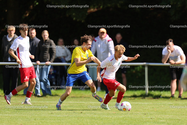 Fußball I Herren I Senioren Landesliga Holstein I 5. Spieltag I SC Rönnau - VfB Lübeck U21 I 23.08.2025.0056 | v.l. Melvin Jöns (9, SC Rönnau), Collin-Noel Goerke (19, VfB Lübeck U21) - Realisiert mit Pictrs.com