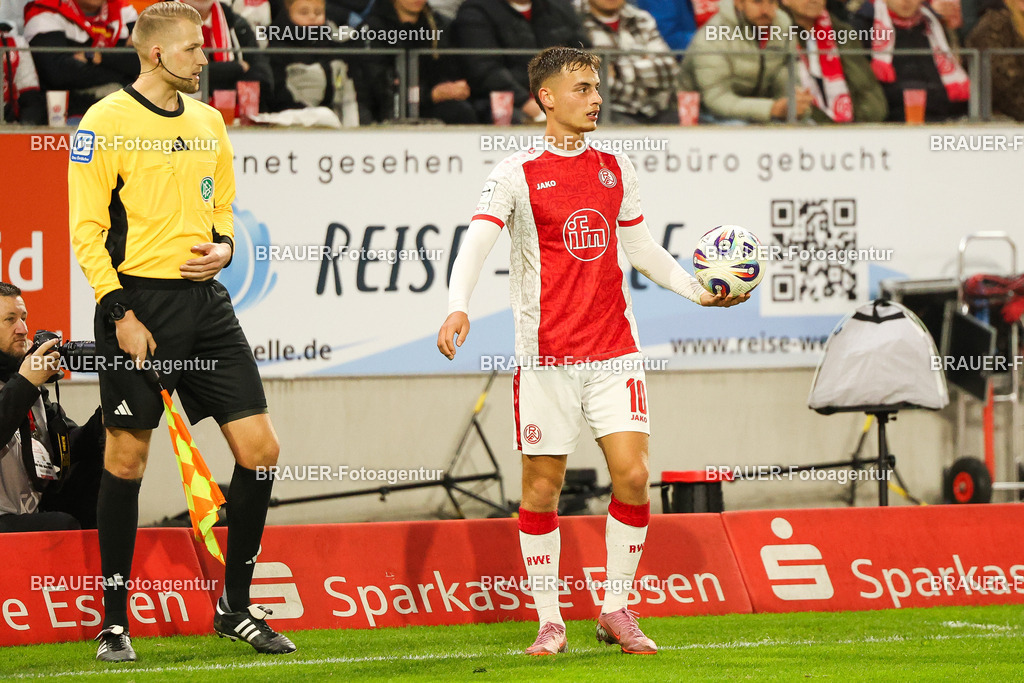 Rot-Weiss Essen - 1.Fc Schweinfurt | Essen, Deutschland, 02.11.2025 Marvin Obuz  (Rot-Weiss Essen) beim Einwurfwährend des 3.Liga Spiels zwischen  Rot-Weiss Essen und 1.Fc Schweinfurt am 02.11.2025 im Stadion an der Hafenstraße in Essen. (Foto von Timo Bluhmki-Schmidt/Brauer Fotoagentur