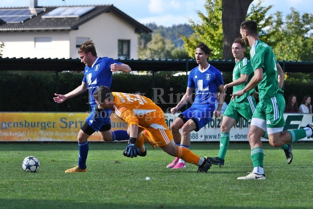 SpVgg Niederalteich : 1. FC Viechtach | Sebastian Tremmel (#16)  vorbei an Niederalteichs Keeper Felix Kainz - das Tor zum 0:2 für Viechtach - Realisiert mit Pictrs.com