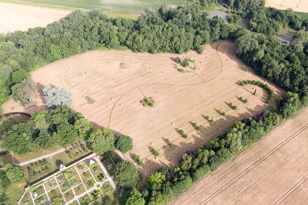 Vue aérienne: Vue de la ville à Saint-Cyr-du-Gault dans le département Loir et Cher, France. Photo: IMG_101188.jpg prise le 24/06/2017 par Werner Riehm/FLY-FOTO.euRésolution de l'original: 4412 x 2941 px
