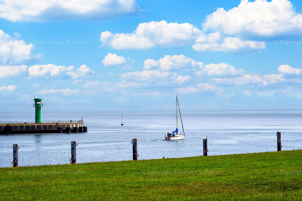 Ausfahrt in die Nordsee | Die Ausfahrt eines Segelschiffes aus dem Hafen von Büsum in die Nordsee. - Realisiert mit Pictrs.com