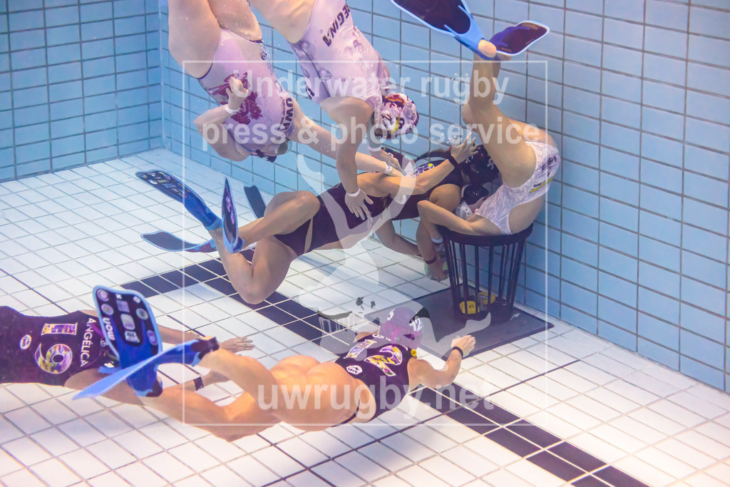 24. - 26.11.2023: Unterwasser-Rugby Champions Cup 2023  | Damen-Finale: Orcas (Kolumbien) in blau gegen TC Stuttgart (Deutschland) in weiß. Überzahlspiel der Kolumbianerinnen am Stuttgarter Tor. Die deutschen Verteidigerinnen kommen deutlich später als die Angreiferinnen an. - Realisiert mit Pictrs.com