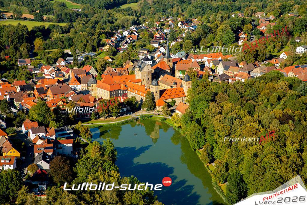 Das Luftbild zeigt : Schlossweiher mit Schloss Thurnau - Die Luftaufnahme wurde 2023 vom UL-Flugzeug aus erstellt ( keine Drohne ) - Hochauflösende Luftaufnahme - Für grossformatige Ausdrucke geeignet. Die Geschenkidee !Mit Lizenz und Bildrechte bestellbar