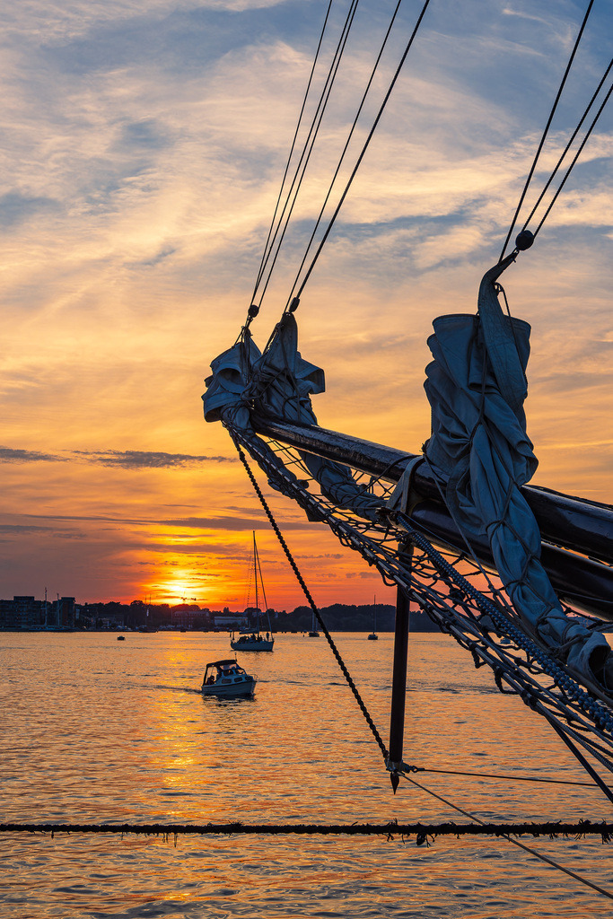 Segelschiffe auf der Warnow im Sonnenuntergang während der Hanse Sail in Rostock | Segelschiffe auf der Warnow im Sonnenuntergang während der Hanse Sail in Rostock.