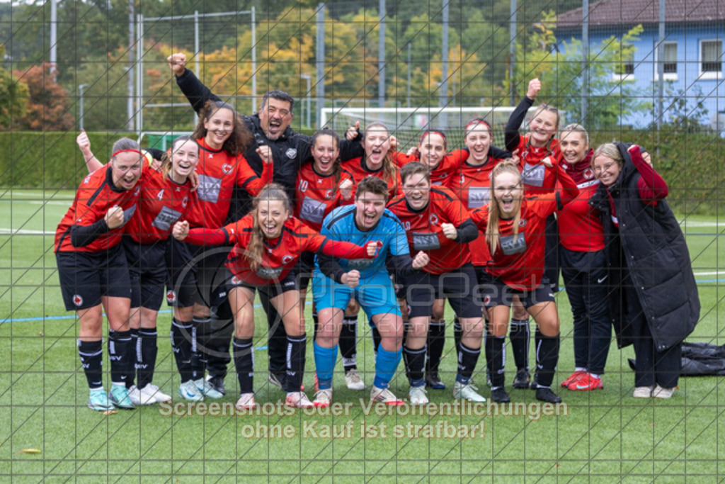 20251005_125513_0606 | Jubelfoto zum 2:1 Heimsieg, 3 Punkte bleiben in Göppingen1.Göppinger SV (rot) vs. SGM Aufhausen/Nellingen (grau), Fußball, Frauen-Regionenliga 3 - WfV, 04. Spieltag, Saison 2025/2026, Kunstrasenplatz Nord, Hohenstaufenstr. 116, 73033 Göppingen, 05.10.2025 - 11:00 Uhr,Foto: PhotoPeet-Sportfotografie/Peter Harich