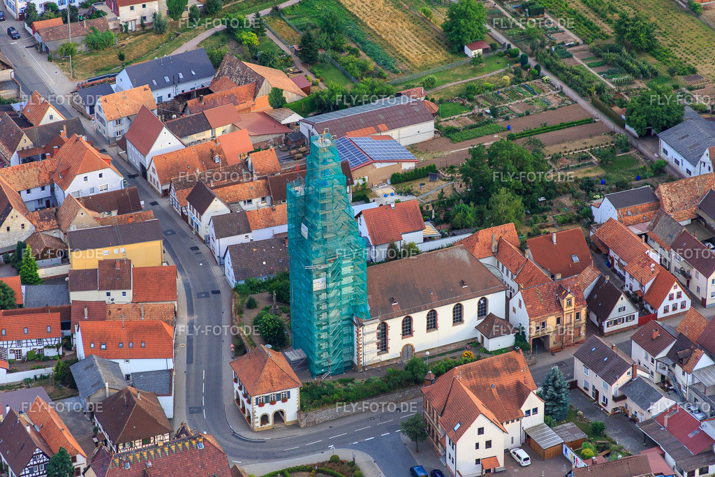 katholische Kirche eingerüstet von Leidner GmbH Gerüstbau, Landau | Luftbild: katholische Kirche eingerüstet von Leidner GmbH Gerüstbau, Landau in Ottersheim bei Landau im Bundesland Rheinland-Pfalz in Deutschland. Foto: IMG_083697.jpg vom 24.07.2015 durch Werner Riehm/FLY-FOTO.de - Realisiert mit Pictrs.com