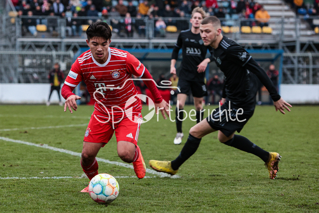 SV Vikoria Aschaffenburg - FC Bayern Amateure | Angelo BRUECKNER (FCB #2) in Duell mit Niklas MEYER (SVVA #17)