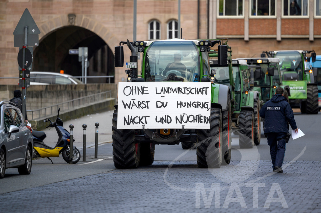 _DWA4222 | Bauerndemo gegen Agrarpolitik der Bundesregierung  auf dem Straße Obstmarkt und Hauptmarkt . Nürnberg, 08.01.2024 - Realisiert mit Pictrs.com