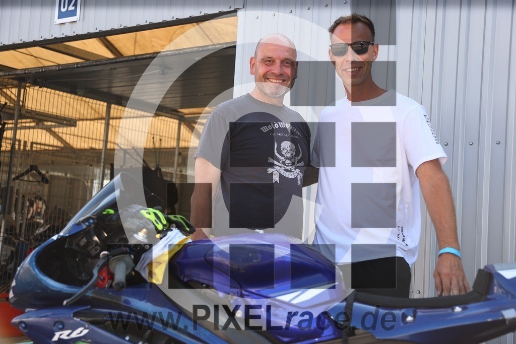 teams-20240905_04774 | Schöne Erinnerungen an spannende Momente - das festzuhalten ist unser Job. PIXELrace.de ist seit 2003 auf den Rennstrecken Europas unterwegs um die Action draußen beim Fahren und die wunderbare Stimmung imm Fahrerlager für euch einzufangen.