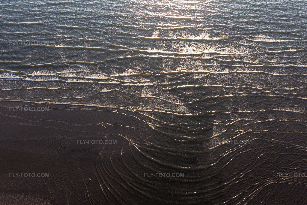 Aerial view: Sandy beach landscape with waves along the North Sea coastline in Fanø in Fanø in the state South Denmark, Denmark.Photo: IMG_118948.jpg taken on 09/21/2019 by Werner Riehm/FLY-FOTO.comResolution of the original: 5472 x 3648 px