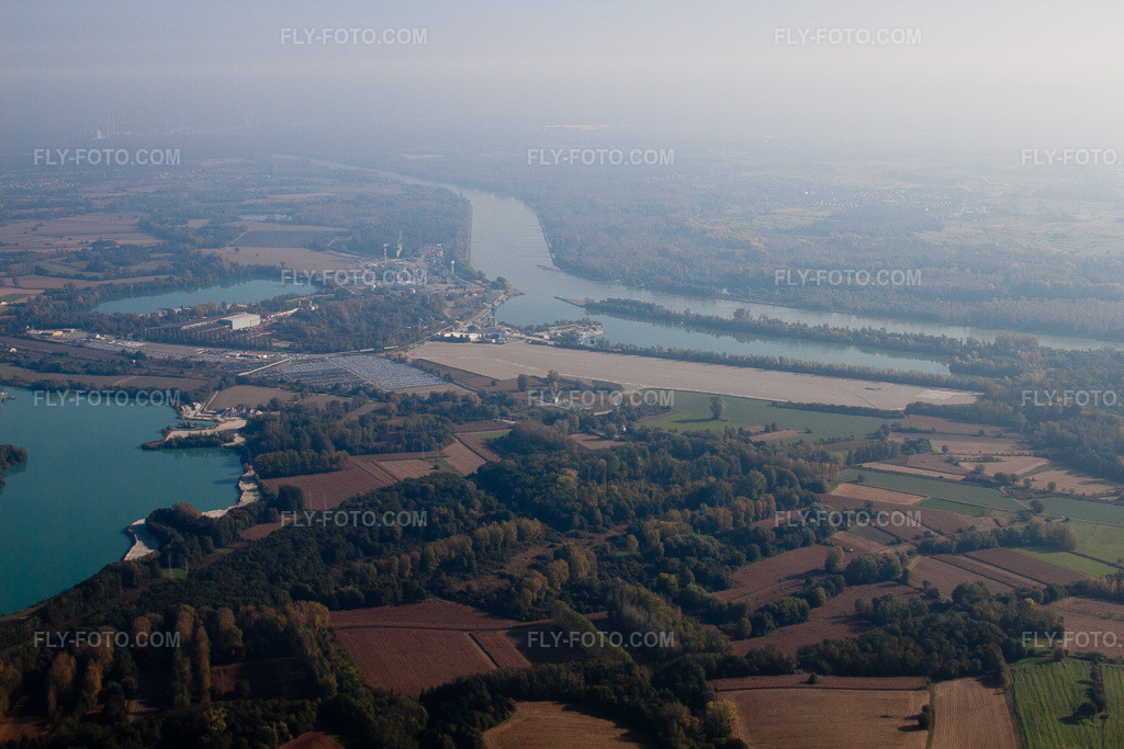 Aerial view: Rhine Terminal in Lauterbourg in the state Bas-Rhin, France. – Photo: IMG_45913.jpg taken on 10/16/2011 by Werner Riehm/FLY-FOTO.com – Resolution of the original: 4752 x 3168 px