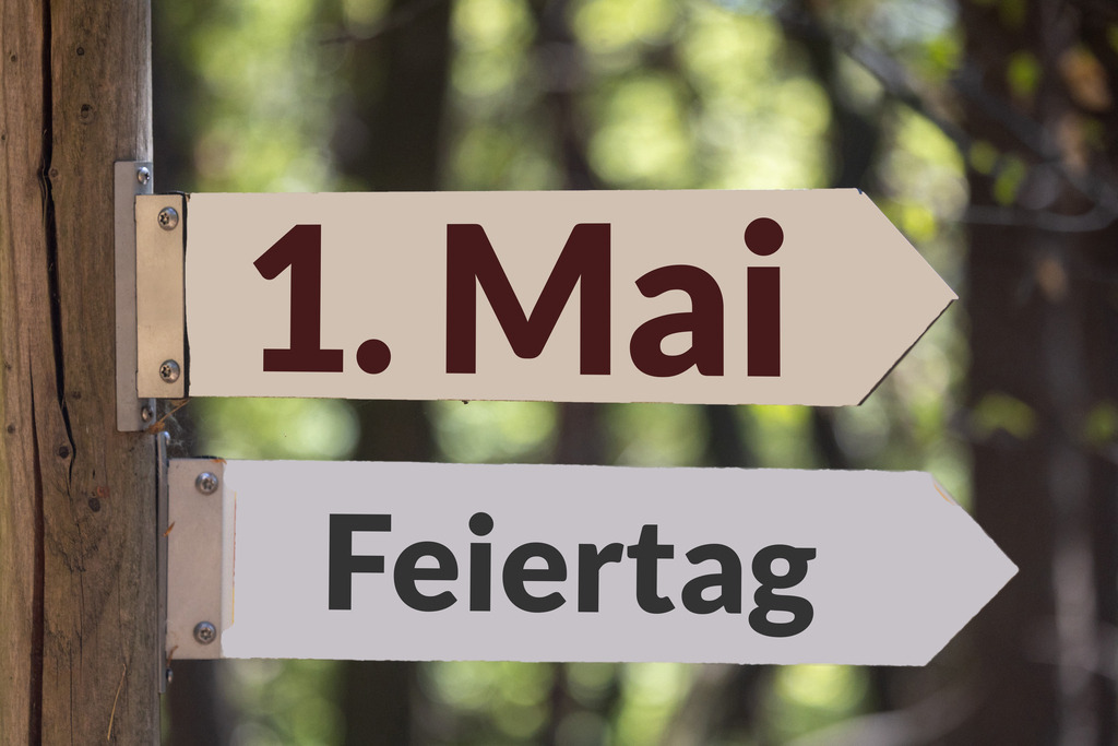1. Mai Feiertag | (Fotomontage) Schilder im Wald mit hinzugefügtem Text 1. MAI und FEIERTAG - Realisiert mit Pictrs.com
