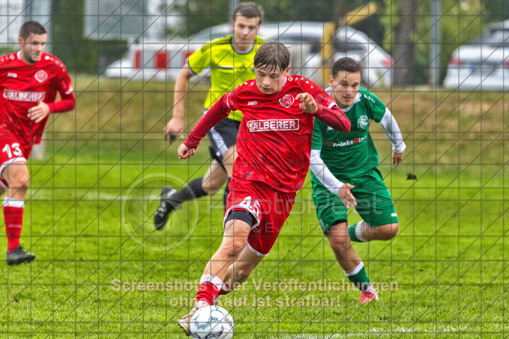 20261011_153549_0193-Bearbeitet_(c)_by_PhotoPeet | Tim Bayer (1.FC Donzdorf #45) und Can-Cemy Önder (KSG Eislingen #21)KSG Eislingen (grün) vs. 1.FC Donzdorf (rot), Fußball, Bezirksliga - Bezirk Neckar/Fils, 07. Spieltag, Saison 2026/2027, Rasensportplatz, Albstraße 69, 73054 Eislingen, 11.10.2026 - 15:00 Uhr,Foto: PhotoPeet / Sport- &amp; Eventfotografie / Peter Harich