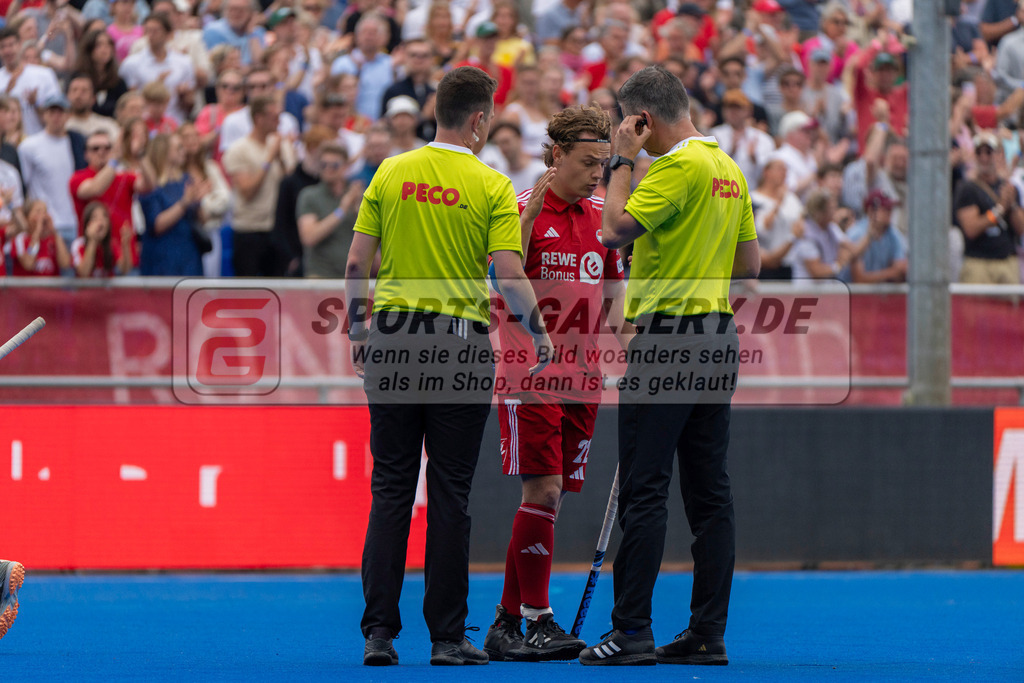 Final4_20250601-1511-HK108713 | Krefeld, Deutschland, 01.06.2025:  Feldhockey Final4 2025 – „Deutsche Feldhockey-Meisterschaften 2025“ Crefelder HTC - Rot-Weiss Köln (Finale Herren) im Gerd-Wellen-Hockeyanlage am 01.06.2025 in Krefeld, Deutschland. (Foto von Kramhöller/Fehrmann/Kaste)Krefeld, Germany, 01.06.2025: Feldhockey Final4 2025 – „Deutsche Feldhockey-Meisterschaften 2025“ Harvestehuder HTC - Düsseldorfer HC (Finale Damen) in Gerd-Wellen-Hockeyanlage at 01.06.2025 in Krefeld, Deutschland. (Foto from Kramhöller/Fehrmann/Kaste)