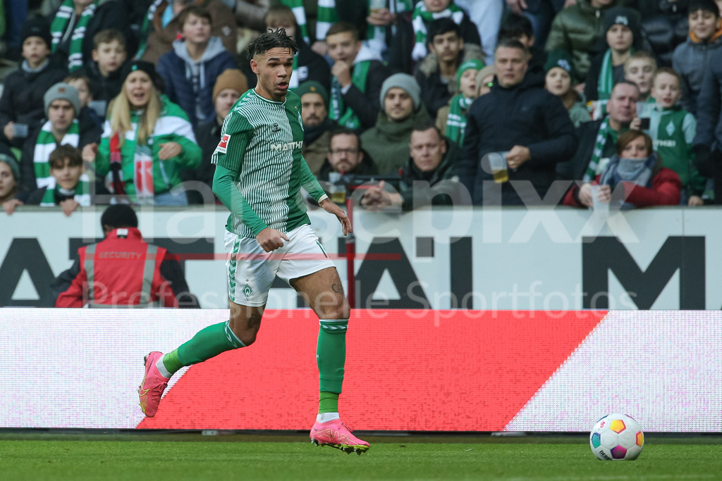 Fussball, Bundesliga, SV Werder Bremen - SC Freiburg | v.li.: Justin Njimah (SV Werder Bremen, 17) am Ball, Freisteller, Einzelbild, Ganzkörper, Aktion, Action, Spielszene, DIE DFL-RICHTLINIEN UNTERSAGEN JEGLICHE NUTZUNG VON FOTOS ALS SEQUENZBILDER UND/ODER VIDEOÄHNLICHE FOTOSTRECKEN. DFL REGULATIONS PROHIBIT ANY USE OF PHOTOGRAPHS AS IMAGE SEQUENCES AND/OR QUASI-VIDEO.