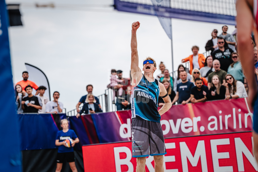 Beachvolleyball | Männer | German Beach Tour 2024 | Tourstop Bremen | 08.06.2024 | Jonas Reinhardt reisst die Faust in die Luft