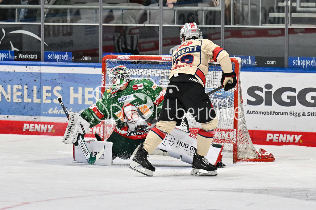 Augsburger Panther - Nürnberg Ice Tigers | Evan BARRATT (Nürnberg Ice Tigers #10) schiesst seinen Penalty neben das Tor von Strauss MANN (Augsburger Panther #38) / DEL: Augsburger Panther - Nuernberg Ice Tigers, Curt Frenzel Stadion am 06.12.2024