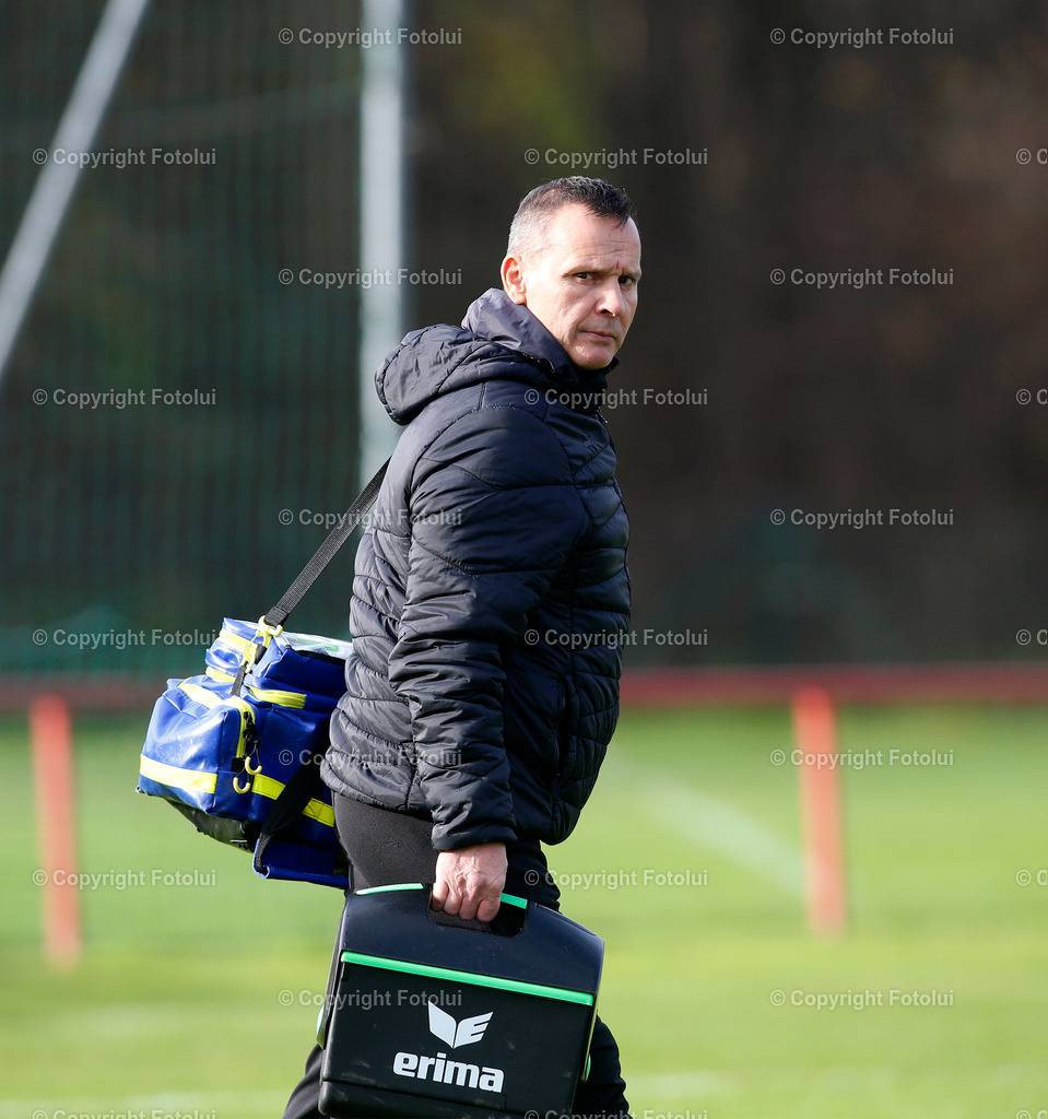 A_LUI_05112022_02 | SPORT FUSSBALL LT1 OOE LIGA ASKOE OEDT-ASK CARE IH STEYR ST.VALENTIN 05.11.2022 IM BILD: MASSEUR FRITZ SCHLAGER (OEDT)  FOTO:FOTOLUI