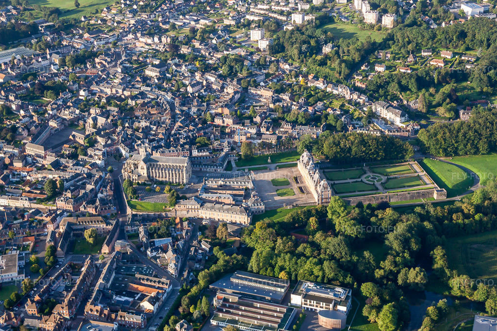 Vue aérienne: Parc du château du château Eu en Normandie à Eu dans le département Seine-Maritime, France – .Photo: IMG_70768.jpg prise le 24/08/2014 par Werner Riehm/FLY-FOTO.eu – Résolution de l'original: 4752 x 3168 px