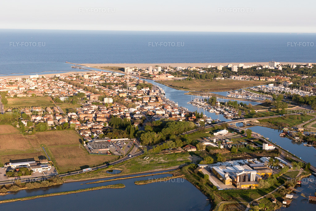 Vue aérienne: Vue de la ville à Porto Garibaldi dans le département Émilie-Romagne, Italie. Photo: IMG_098697.jpg prise le 06/04/2017 par Werner Riehm/FLY-FOTO.eu – Résolution de l'original: 5472 x 3648 px
