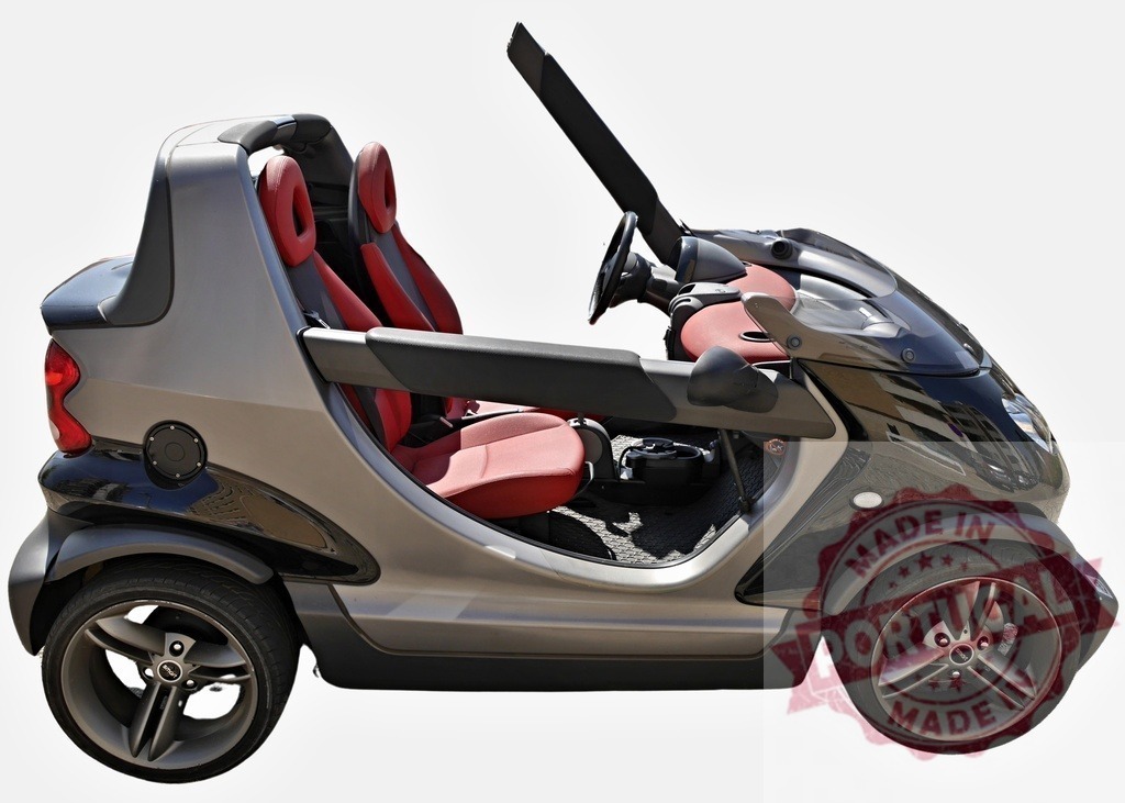 Smart Crossblade showing red seats and open door | Profile view of a Smart Crossblade with open door, no roof and red seats - Realized with Pictrs.com