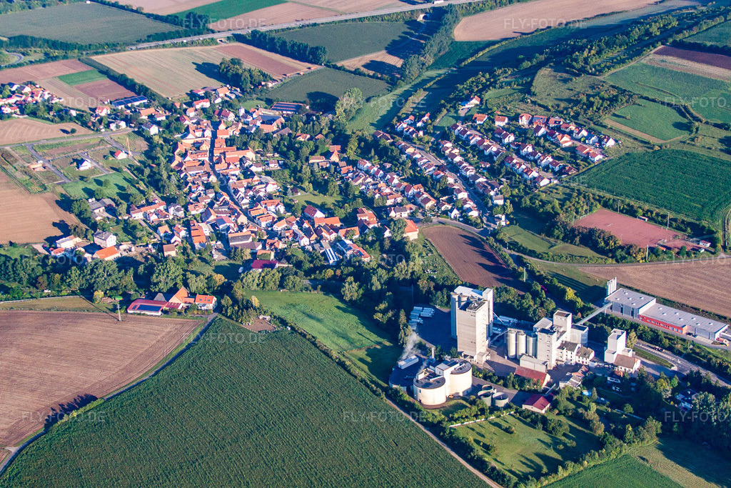 Luftbild: Ortsansicht der Straßen und Häuser der Wohngebiete in Bischheim im Bundesland Rheinland-Pfalz in Deutschland. Foto: IMG_44470.jpg vom 20.08.2011 durch Werner Riehm/FLY-FOTO.de