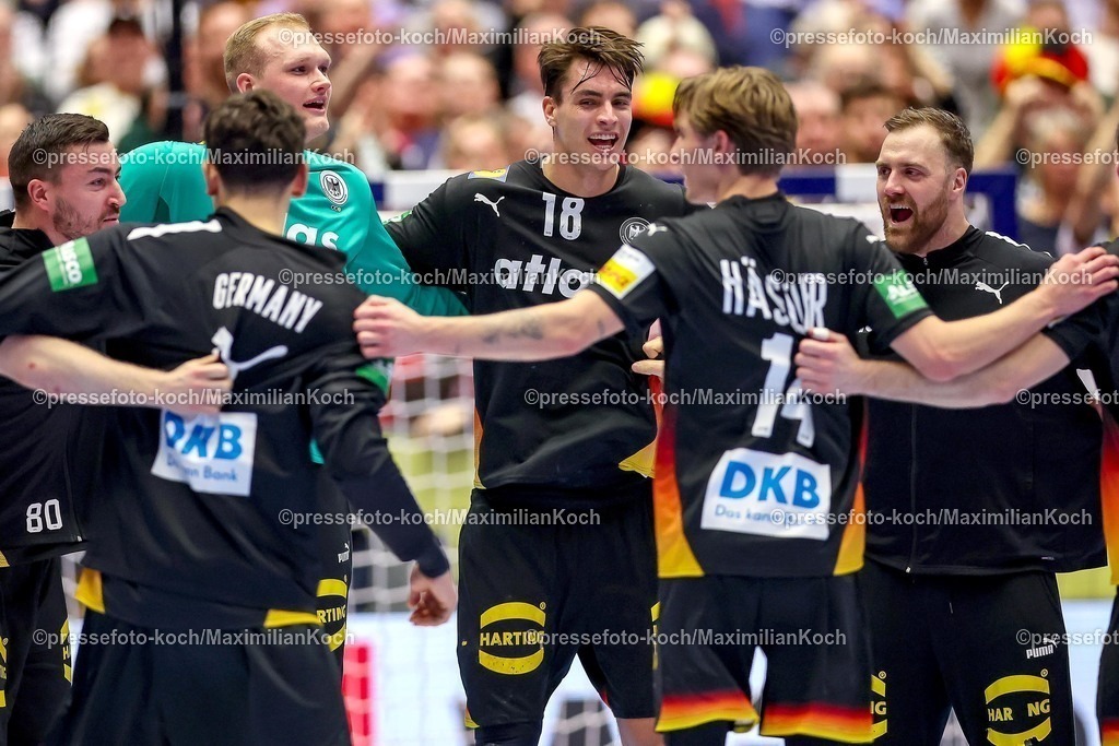 EHF19012602086 | 19.01.2026, Handball, Men's EHF EURO 2026, Deutschland - Spanien, Jyske Bank Boxen in Herning, Dänemark, Preliminary Round: Abschlussjubel nach dem Sieg - Einzug in die Hauptrunde  David Späth (Germany #01)  Julian Köster (Germany #18)  Mathis Häseler (Germany #14)  Andreas Wolff (Germany #33) 