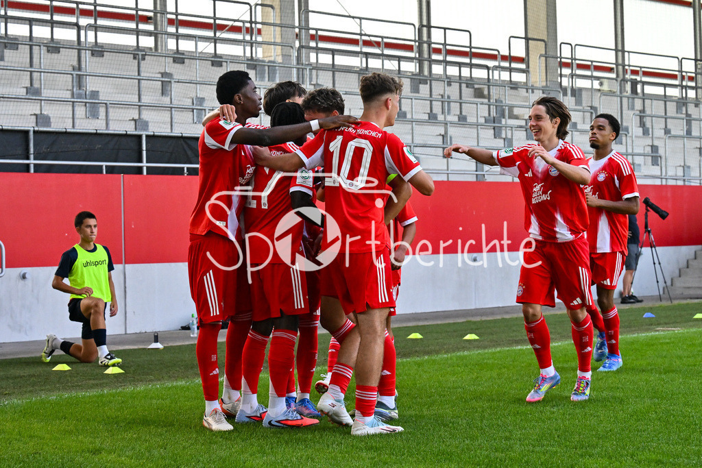 FC Bayern München U19 - SpVgg Unterhaching U19 | Jubel der Bayern nach dem Treffer zum 2-1 durch Aristide HENTCHO NSEKE (FC Bayern U19 #17) / Tor / Torschuetze / Freude / Happy / U19 DFB-Nachwuchsliga: FC Bayern München U19 - SpVgg Unterhaching U19; FC Bayern Campus am 10.08.2025