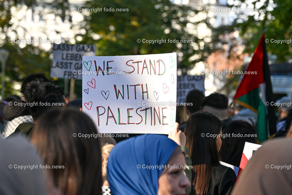 Demonstration_ Paleastina_ Linz_ 22.10.2023-11 | 22.10.2023, Linz, AUT, Demonstration Paleastina in Linz Volksgarten, im Bild Palästina, Gaza, Demoteilnehmer, Teilnehmer, Kundgebung, Plakate, Fahnen, Polizei, Beamte, Polizeifahrzeuge, Einsatzkraefte