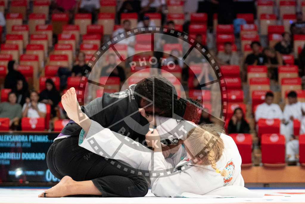 20231109PBB6723 | Fighters compete during the AJP World Professional Championship in the Mubadala Arena in Abu Dhabi, Arab United Emirates, on November 9, 2023.