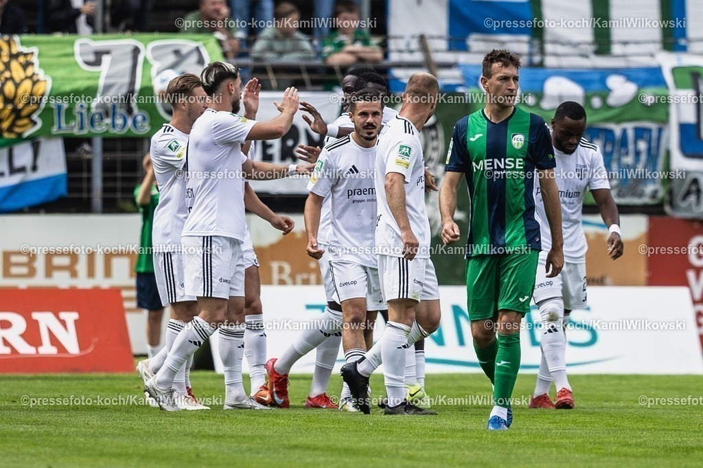 xkwi02082501059 | 02.08.2025, xkwix, Fußball, Regionalliga West, FC Gütersloh - 1. FC Bocholt, Ohlendorf Stadion im Heidewald: Torjubel der Bocholter Mannschaft nach dem 0:1