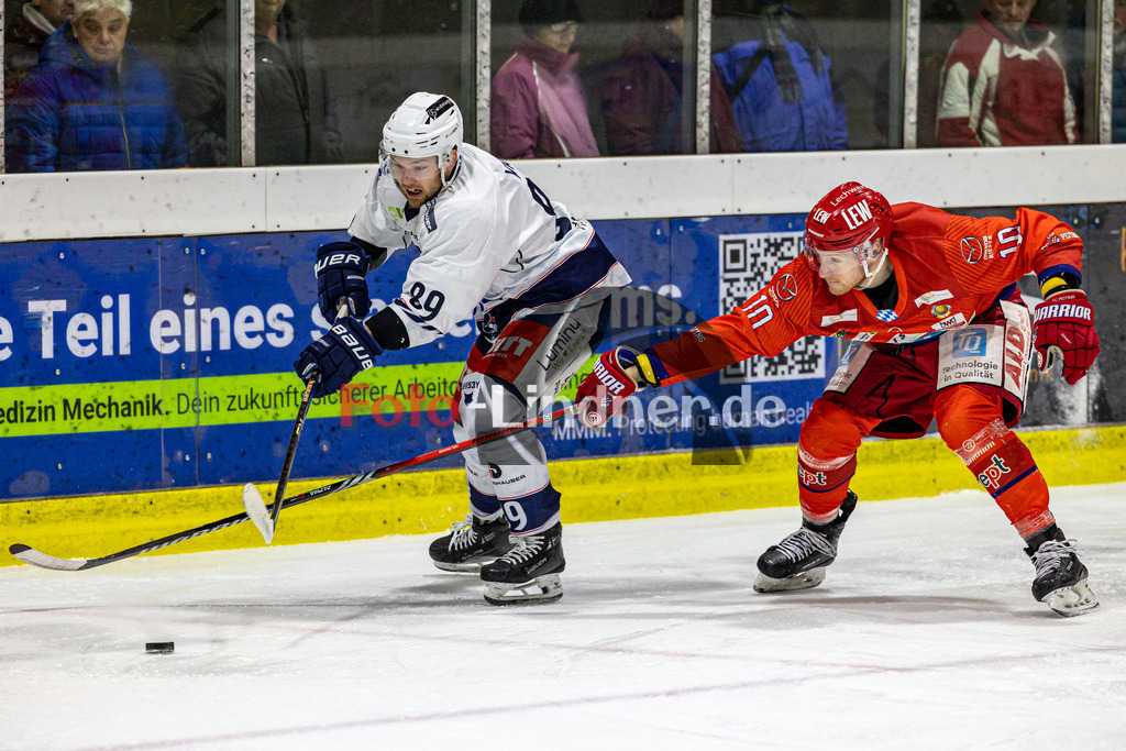 EC Peiting vs Blue Devils Weiden | Eishockey Oberliga Süd 2023/2024, EC Peiting vs Blue Devils Weiden, 20240126,
Kampf um den Puck Tyler MCPHEE-WARD (BDW 89) und Daniel HOLZMANN (ECP 10),
2024-01-26 in Peiting (Eisstadion)
89 Tyler MCPHEE-WARD (BDW 89), 10 Daniel HOLZMANN (ECP 10)
Copyright: WolfgangxLindner foto-lindner.de