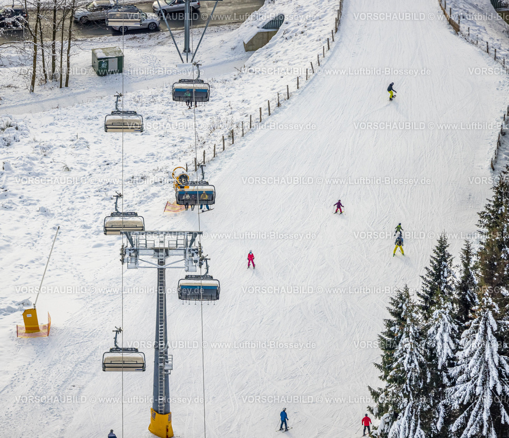 Winterberg221201142 | Luftbild Skilift und Skifahrer, Winterwunderland in Winterberg im Sauerland, am Kahlen Asten und den Skiabfahrten und dem Skilift-Karussell Winterberg, Winterberg, Sauerland, Nordrhein-Westfalen, Deutschland