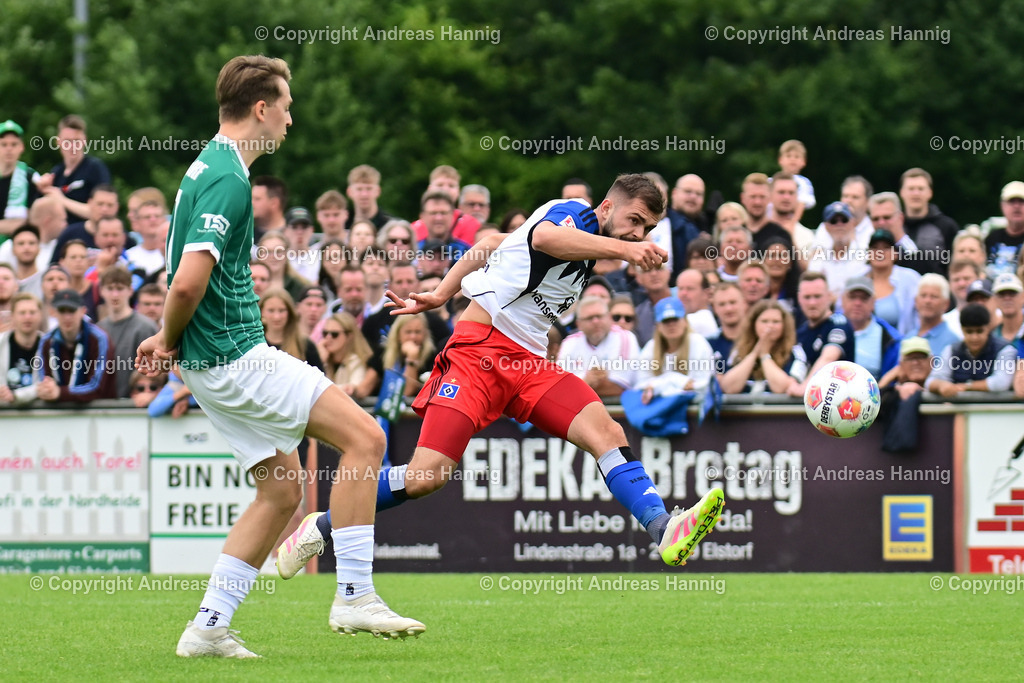 Fußball I Herren I Testspiel  I TSV Elstorf - Hamburger SV I 5.7.2025 | Lukasz Poreba (6, Hamburger SV) zieht ab -  - Realisiert mit Pictrs.com