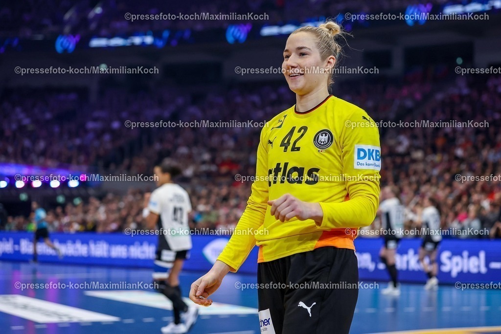 IHF04122502069 | 04.12.2025, Handball WM Frauen, Hauptrunde, Deutschland - Montenegro, 27th IHF Women's Handball World Championship, Westfalenhalle Dortmund: Katharina Filter (GER #42) 