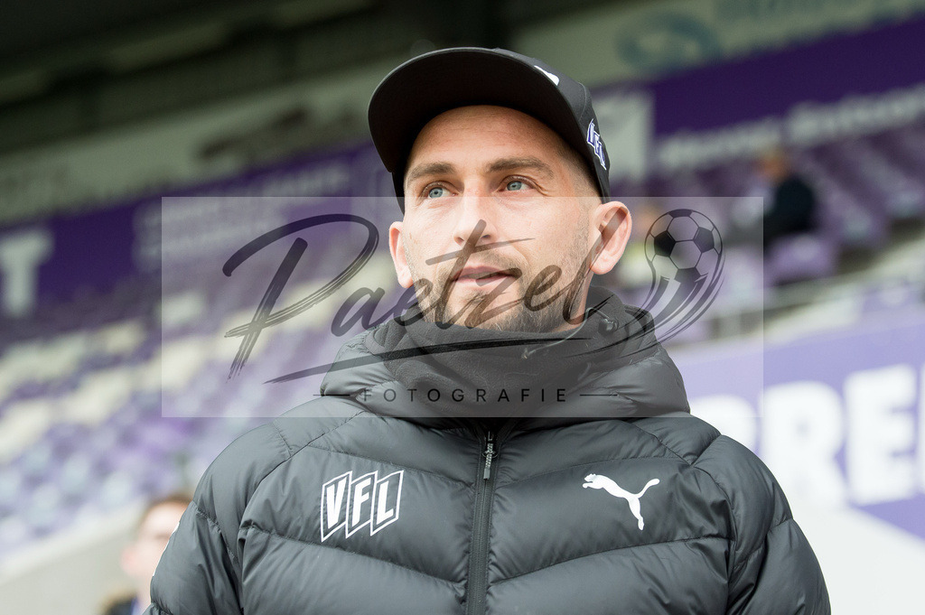OSNTSV20211106_015 | Fussball, Herren: Marc Heider (VfL Osnabrueck) schaut bei dem Spiel der 3. Liga zwischen VfL Osnabrueck und TSV 1860 Muenchen im Stadion an der Bremer Bruecke am 06.11.2021 in Osnanbrueck, Deutschland.DFB / DFL REGULATIONS PROHIBIT ANY USE OF PHOTOGRAPHS AS IMAGE SEQUENCES AND/OR QUASI-VIDEO. - Realisiert mit Pictrs.com
