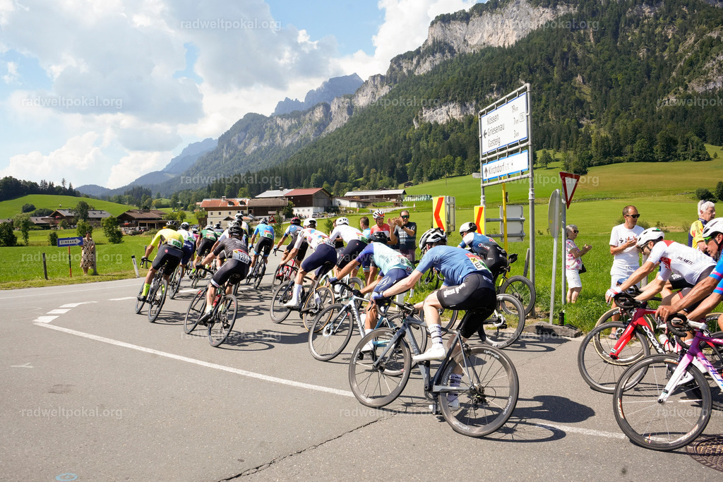 636_20230817_Bewerb_Maenner_Muehlanger | AUT - OESTERREICH, 2023-08-16: SPORT RENNRAD-FAHREN - 55. INTERNATIONALER RADWELTPOKAL IN ST. JOHANN IN TIROL  - Vintage-Radrennen mit WM-Bronze-Medaillen-Siegerin Christina Schweinberger, den Teilnehmer und Alexander Baumann (vom Orginastions-Team) - TAG 2 BEWERB MAENNER IN SECHS GRUPPEN  ; Foto: Roland Muehlanger