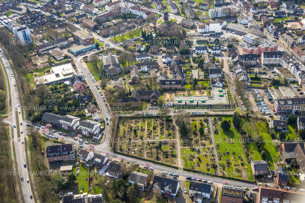 Dinslaken240308634 | Luftbild, Alter Friedhof, katholischer Kindergarten Heilig Geist und Wohnsiedlung Friedenstraße, hinten die Dinslakener Windmühle historische Sehenswürdigkeit, Hiesfeld, Dinslaken, Nordrhein-Westfalen, Deutschland