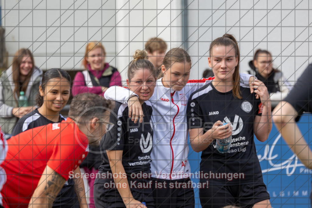 20250928_125914_0310 | #,1.FC Donzdorf II (schwarz) vs. FC Esslingen (weiß), Fussball, Frauen-Quali Bezirksliga - Bezirk Neckar/Fils, 03. Spieltag, Saison 2025/2026, Rasenplatz Lautertal Stadion, Süßener Straße 16, 73072 Donzdorf, 28.09.2025,Foto: PhotoPeet-Sportfotografie/Peter Harich