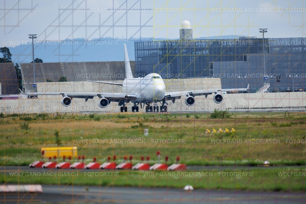 2025802-113712_FRA_18_R3C_3621 | Am Flughafen Frankfurt am Main treffen Dynamik und Präzision aufeinander: Startende und landende Flugzeuge verschiedenster Airlines, festgehalten in Farbe und Schwarz-Weiß. Von kraftvollen Silhouetten bis zur majestätischen Erscheinung der Königin der Lüfte – zeitlose Momente moderner Luftfahrt. - Realisiert mit Pictrs.com