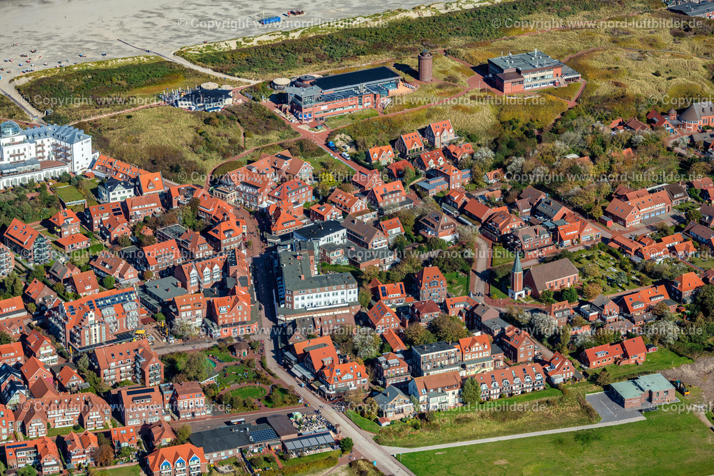 Juist_Ortsansicht_ELS_5730091022 | JUIST 09.10.2022 Ortsansicht der Straßen und Häuser der Wohngebiete in Juist im Bundesland Niedersachsen, Deutschland. // Town View of the streets and houses of the residential areas in Juist in the state Lower Saxony, Germany. Foto: Martin Elsen