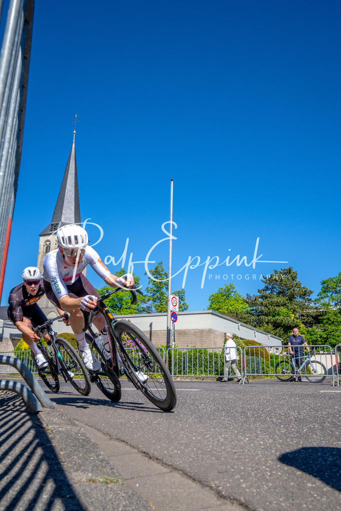Spurt in den Mai 2026 - Großer Preis der Sparkasse Neuss | Annual one-day road cycling race "Großer Preis der Sparkasse Neuss" held in Büttgen, Germany, organized by VfR Büttgen 1912 e.V. The event features multiple races across all age categories from U11 youth to Elite men. - Realisiert mit Pictrs.com