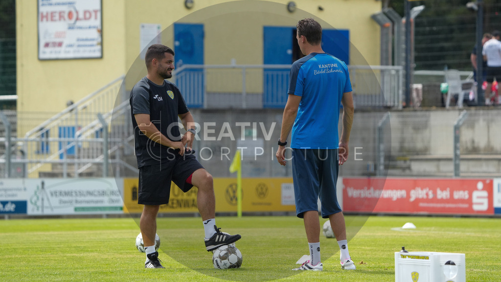 Fußball, Herren, Saison 2025/2026, 3. Luckenwalder Turmpokal, Werner-Seelenbinder-Stadion Luckenwalde, Spiel: FSV 63 Luckenwalde vs. F.C. Hansa Rostock U19,  | Fußball, Herren, Saison 2025/2026, 3. Luckenwalder Turmpokal, Werner-Seelenbinder-Stadion Luckenwalde, Spiel: FSV 63 Luckenwalde vs. F.C. Hansa Rostock U19,  Im Bild: Lukas Müller (l. Co-Trainer) und Torhüter Kevin Tittel (r.) vom FSV 63 Luckenwalde - Realisiert mit Pictrs.com