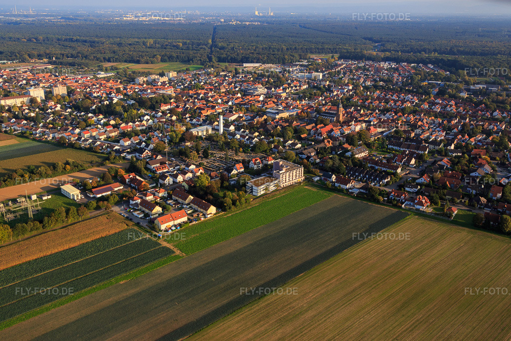 Luftbild: Landauer Straße mit Freiwillige Feuerwehr Kandel und Willi-Hussong-Haus in Kandel im Bundesland Rheinland-Pfalz in Deutschland. Foto: IMG_073877.jpg vom 03.10.2014 durch Werner Riehm/FLY-FOTO.de
