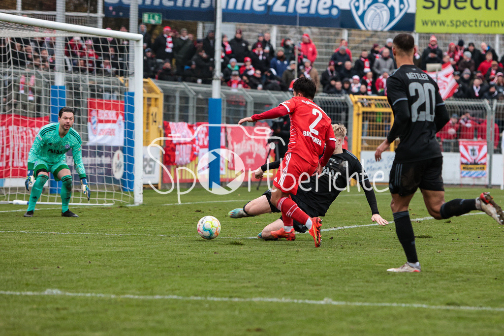 SV Vikoria Aschaffenburg - FC Bayern Amateure | Jan STEIN (SVVA #19) klaert vor Angelo BRUECKNER (FCB #2)