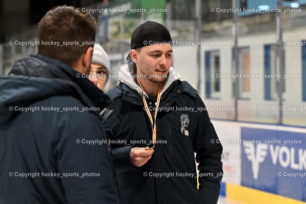 WILDCATS PATERNION & Lady Hawks Siegerehrung-Meisterfeier | Asisstentcoach Wildcats Paternion Ortner Philipp, Medailienübergabe, WILDCATS PATERNION &amp; Lady Hawks Siegerehrung-Meisterfeier, WILDCATS PATERNION &amp; Lady Hawks Siegerehrung-Meisterfeier am 12.03.2025 in Steindorf (Ossiachersee Halle), Austria, (Photo by Bernd Stefan)